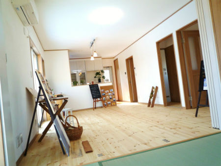 大賢工務店の施工例5_木材と漆喰を使ったリビング